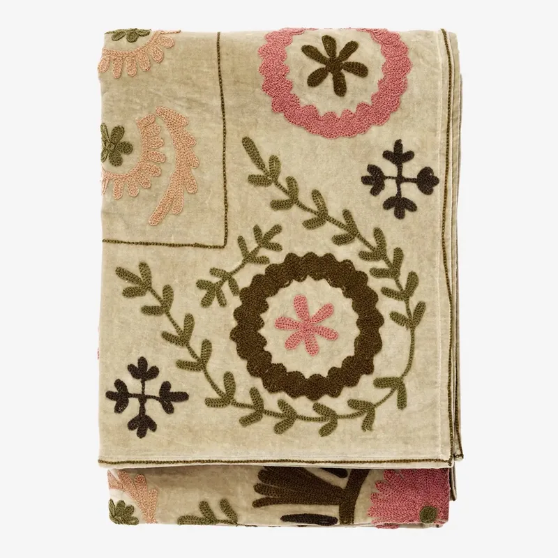 Suzani Geborduurde Fluwelen Plaid – 125 x 175 cm från Madam Stoltz i Beige – produktbild