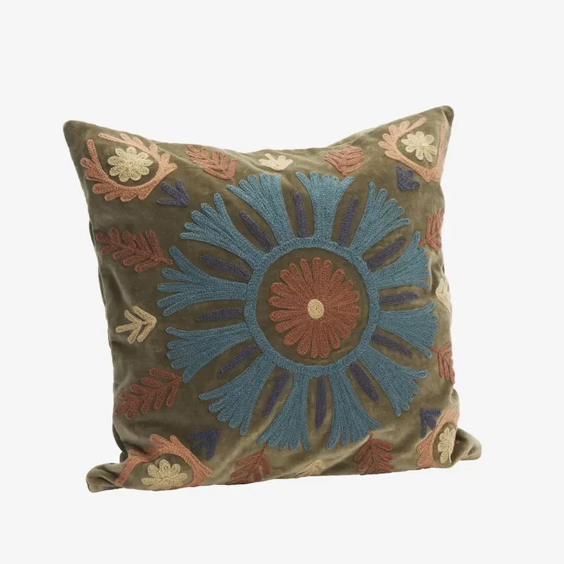 Suzani geborduurde velvet kussenhoes – 50 x 50 cm fra Madam Stoltz i Grøn – produktbillede