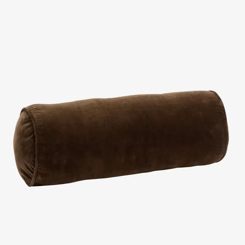 velvet rolkussen donkerbruin – Ø20 x 50 cm van Madam Stoltz in Bruin – productfoto