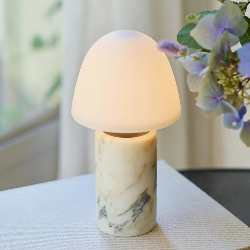 LED tafellamp op batterijen Fuse, marmer, glas - Handgemaakt Made By Hand - Woonkamer - Designer - 1 lamp von Made By Hand – Produktfoto
