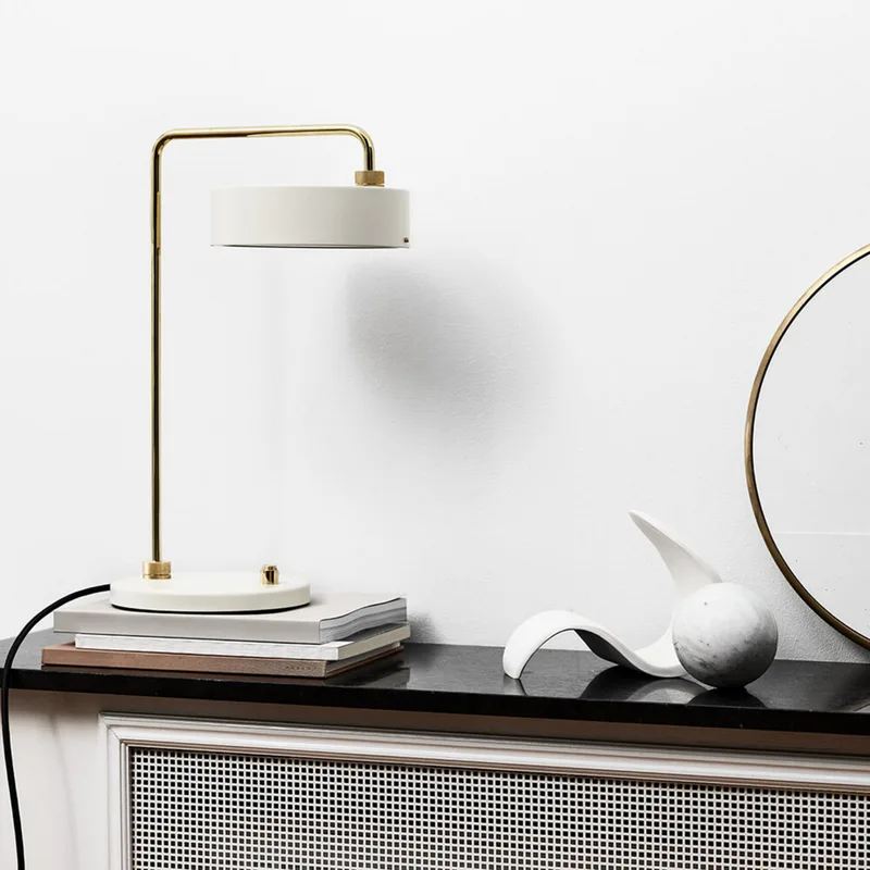 Petite Machine Tafellamp Oyster White von Made By Hand – Produktfoto