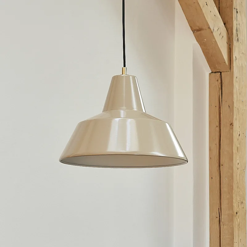 Workshop W3 hanglamp, beige, aluminium, E27 van Made By Hand – productfoto
