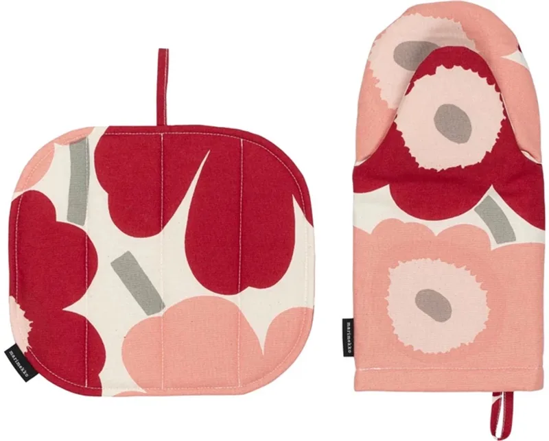 Pieni Unikko pannenlap + ovenwant / roze by Marimekko in Rood – product photo