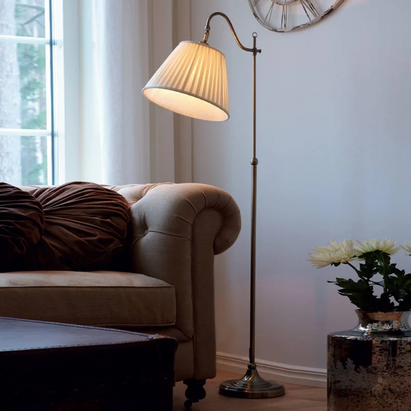 Antieke vloerlamp Charleston oud messing von Markslöjd in Oud messing, Beige – Produktfoto