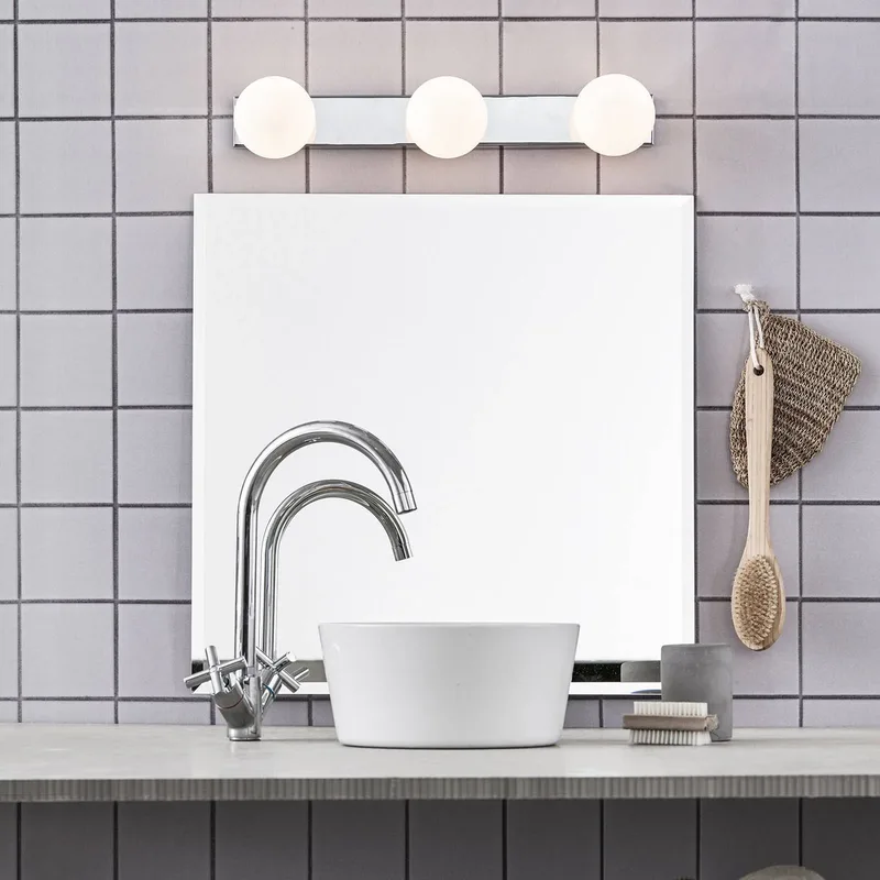 Badrumsvägglampa Mini från Markslöjd i Krom, Vit – produktbild
