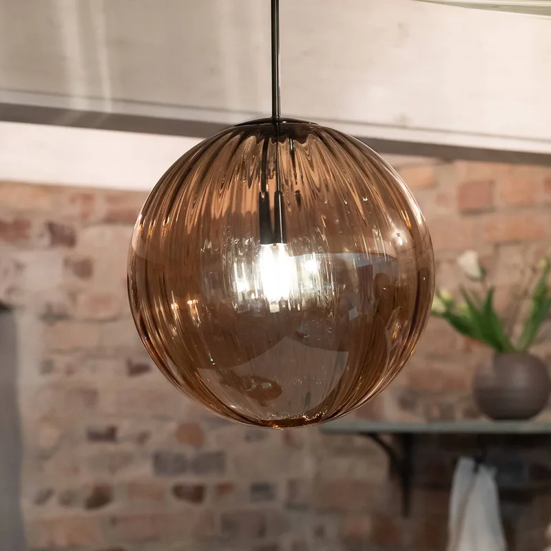 Hanglamp Fengari, stekker, barnsteen, glas, Ø 35 cm fra Markslöjd i Amber, Sort – produktbillede