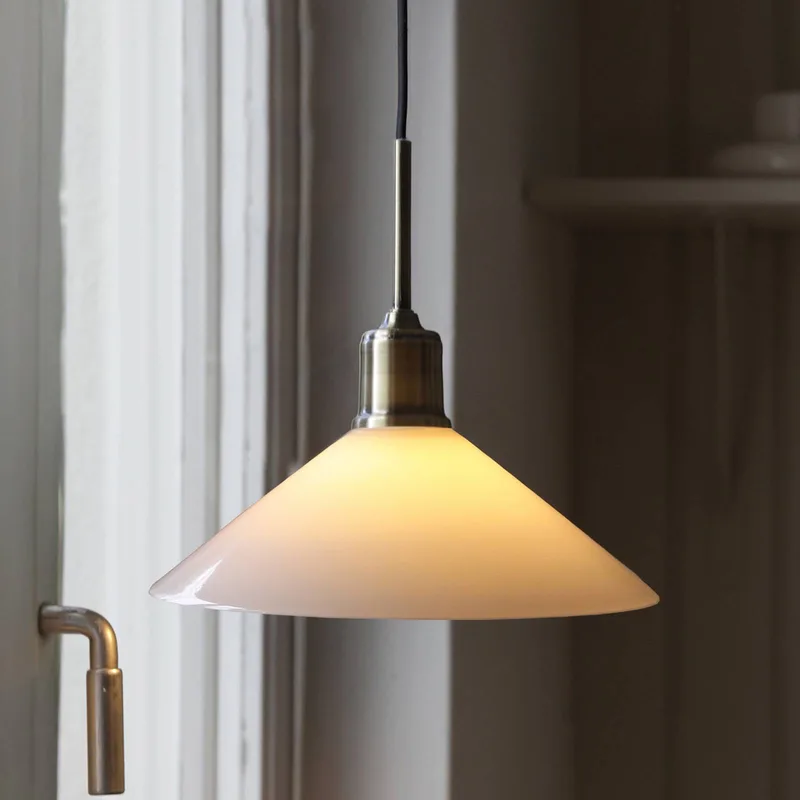 Hanglamp Vela, wit/oud messing, glas/ijzer Ø 25 cm stekker från Markslöjd i Wit mat, Antiek messing – produktbild