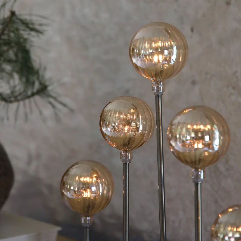 Kandelaar Enys, antiek messing, ijzer/glas, 5-lamps, E5 van Markslöjd in Messing, Amber – productfoto 2 van 2