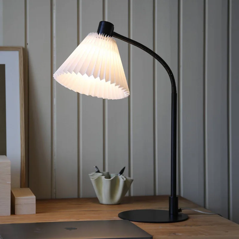 Mira tafellamp, zwart/wit, ijzer/stof, hoogte 59 cm by Markslöjd in Black, White – product photo