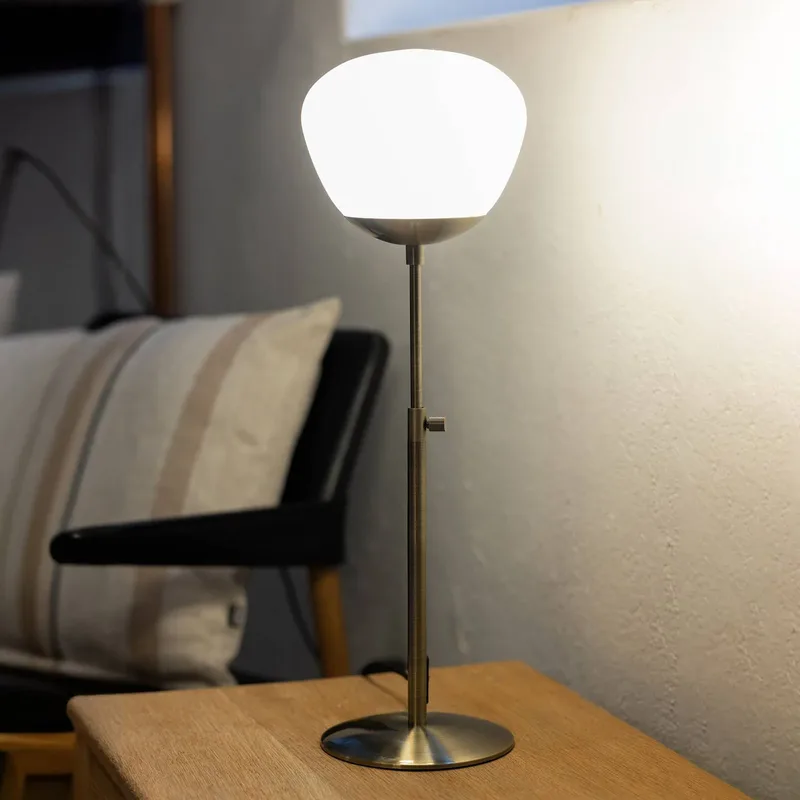 Rise tafellamp, hoogte 60 cm, antiek messing, ijzer, glas från Markslöjd i Mässing, Vit – produktbild