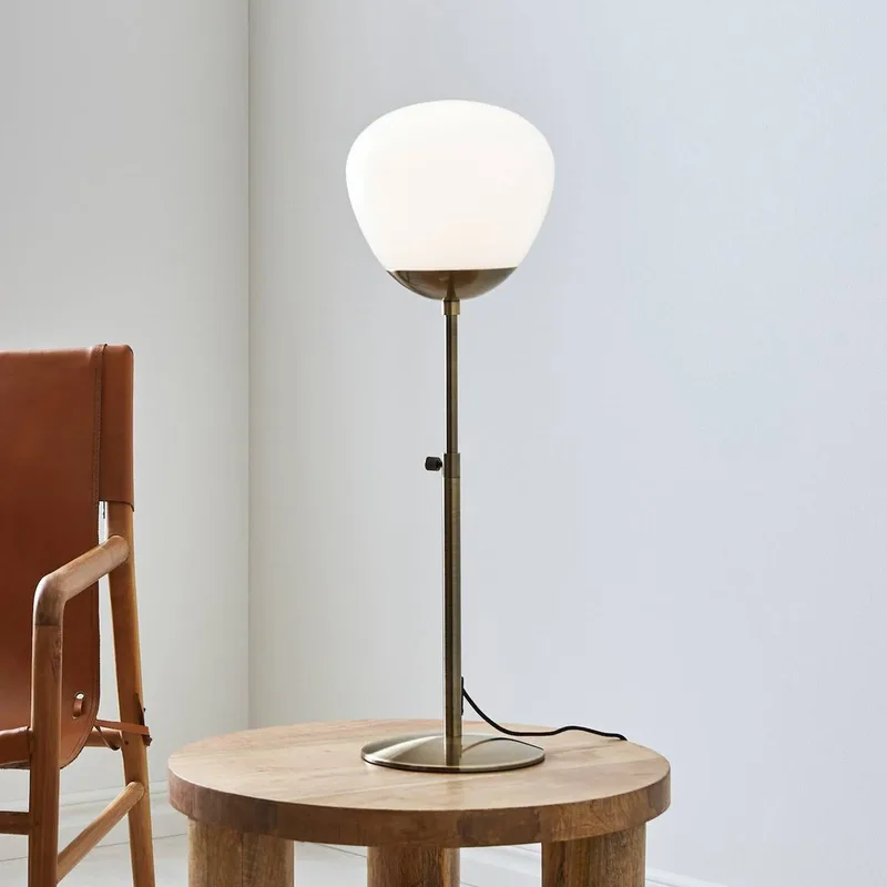 Rise tafellamp, hoogte 75 cm, antiek messing, ijzer, glas fra Markslöjd i Messing, Hvid – produktbillede