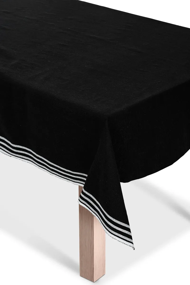 Stenhild Tischdecke Schwarz 150x300 cm von Markslöjd – Produktfoto