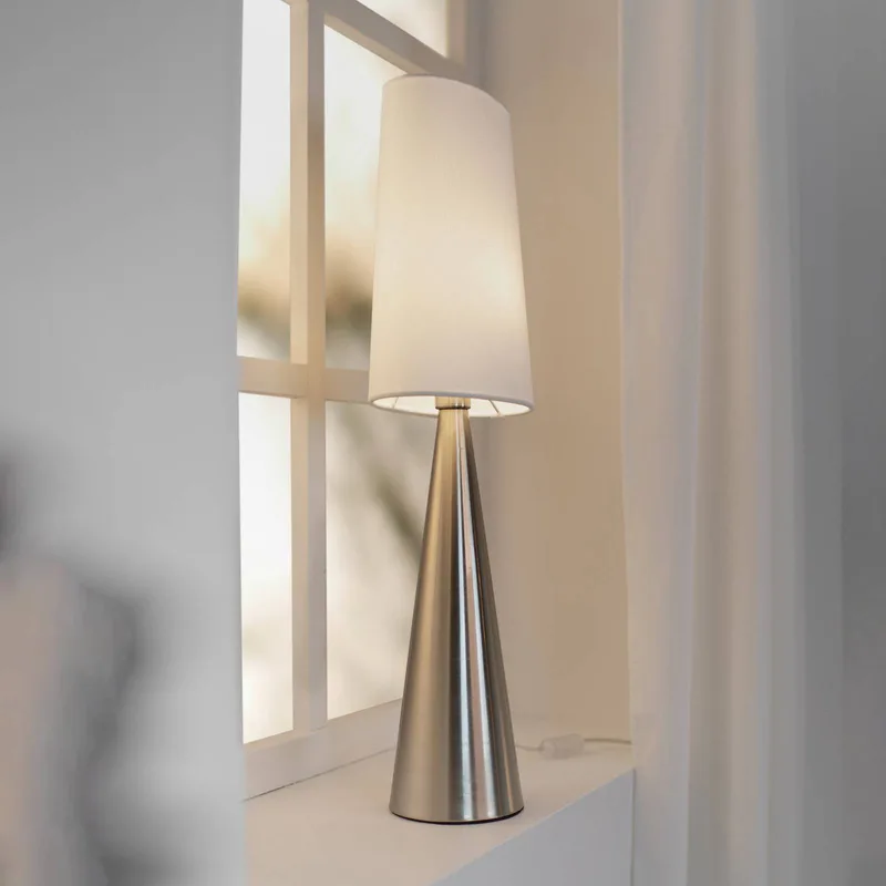 Conus bordlampe med offwhite skærm, nikkel fra Markslöjd i Nikkel, Hvid – produktbillede