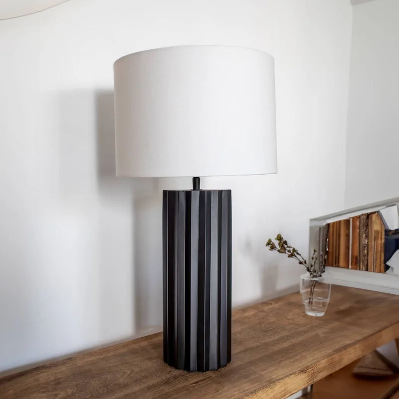 Bordslampa Hashira med tygskärm, svart från Markslöjd i Svart, Vit – produktbild