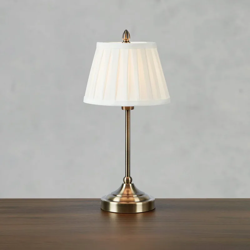 Tafellamp Oxford, messingkleurig, hoogte 43 cm, metaal/stof von Markslöjd in Messing, Naturel wit – Produktfoto