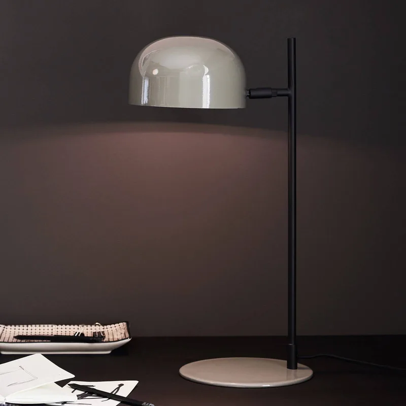 Bordslampa Pose, grå/svart von Markslöjd in Grau, Schwarz – Produktfoto
