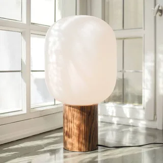 Bordslampa Skene med träfot och glasskärm 44 cm von Markslöjd in Gebrand hout, Opaalwit – Produktfoto 1 von 2