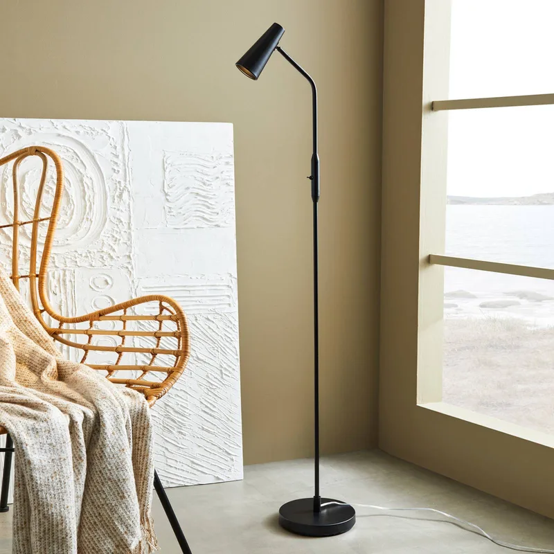 Vloerlamp Crest beweegbare kap van Markslöjd in Zwart – productfoto