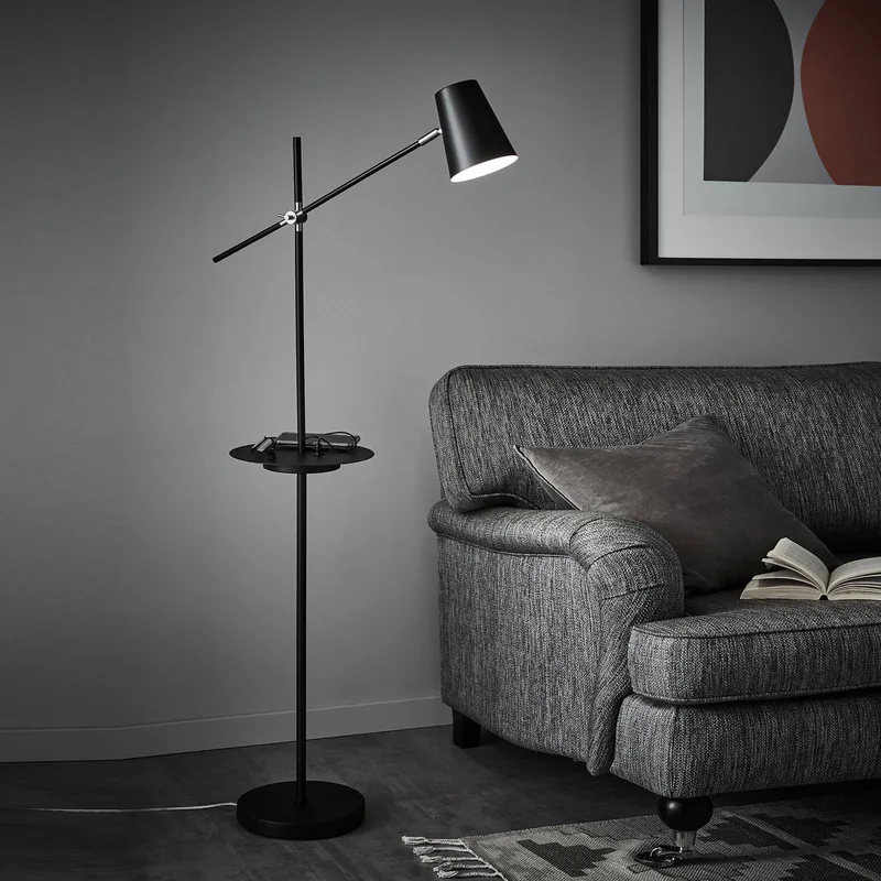 Vloerlamp Linear met USB-laadstation fra Markslöjd i Sort – produktbillede