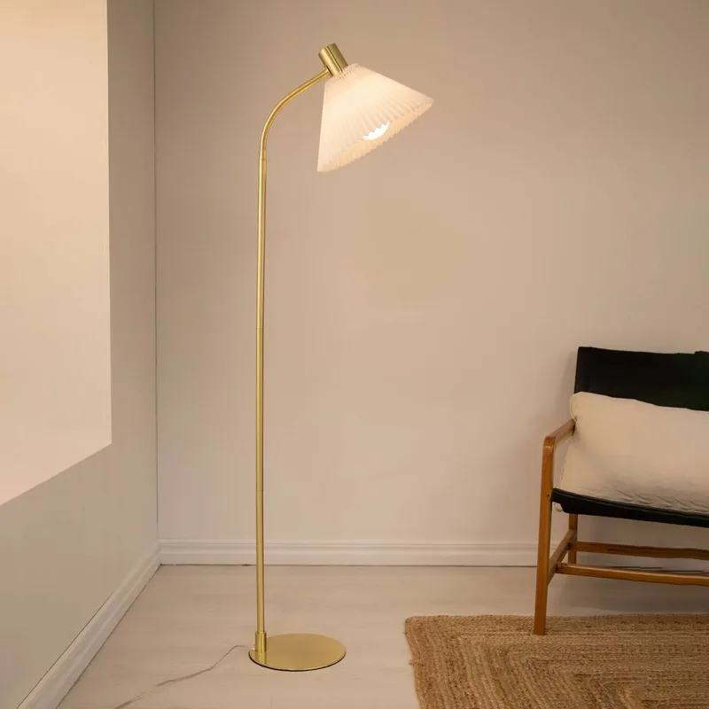 Mira tekstilgulvlampe, messing fra Markslöjd i Messing, Hvid – produktbillede
