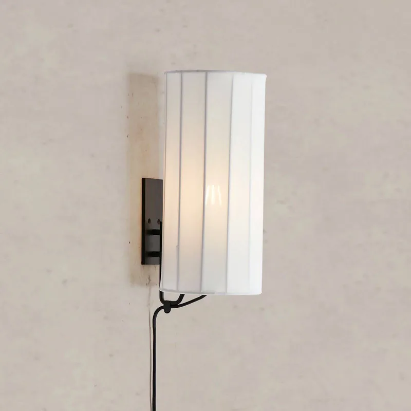 Wandlamp Hikari, hoogte 31 cm, wit/zwart, stof/metaal de Markslöjd en Blanc, Noir – photo du produit