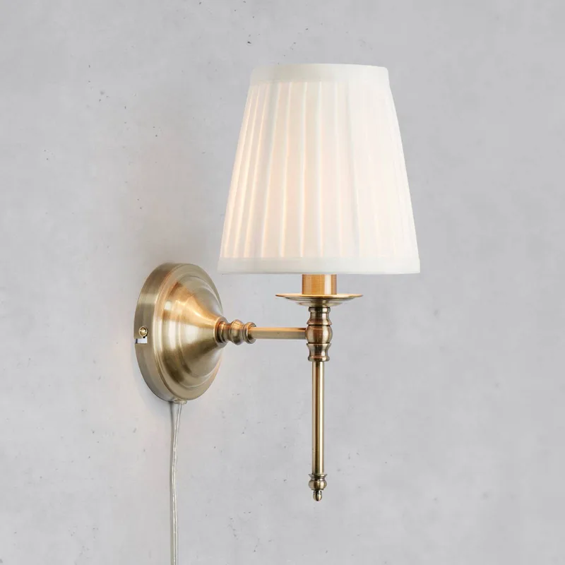 Wandlamp Manor, wit/messingkleurig, hoogte 40 cm stof/metaal by Markslöjd in Antiek messing, White – product photo