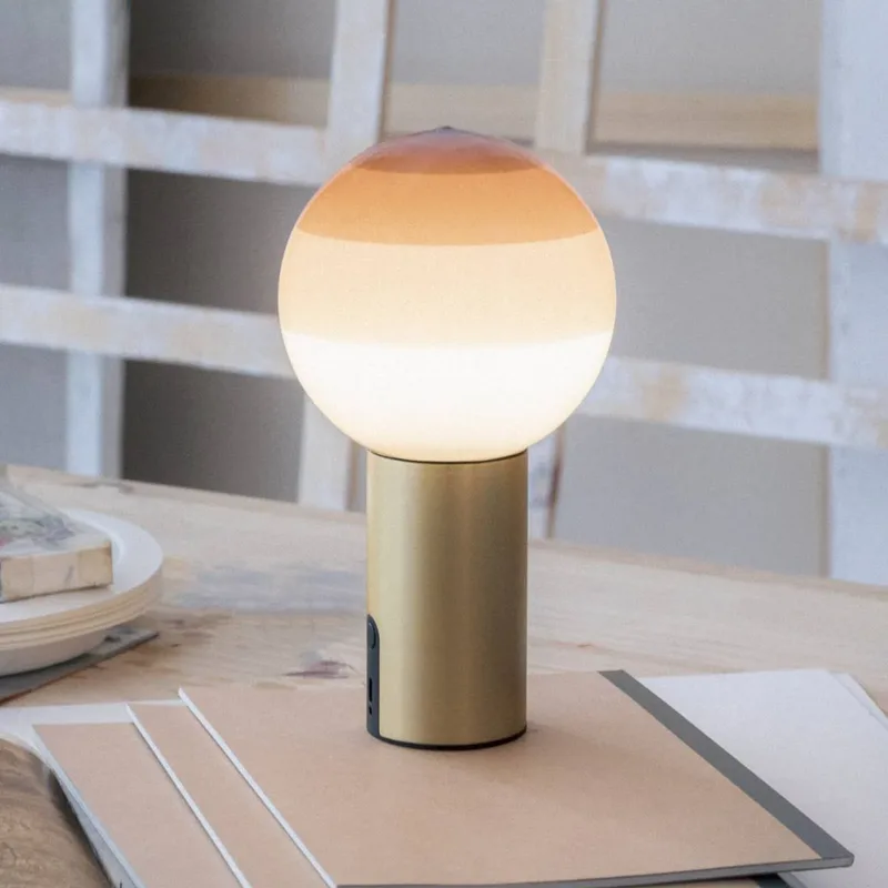 Accu-tafellamp Dipping Light, crème/messing, dimbaar van Marset in Crème, messing – productfoto