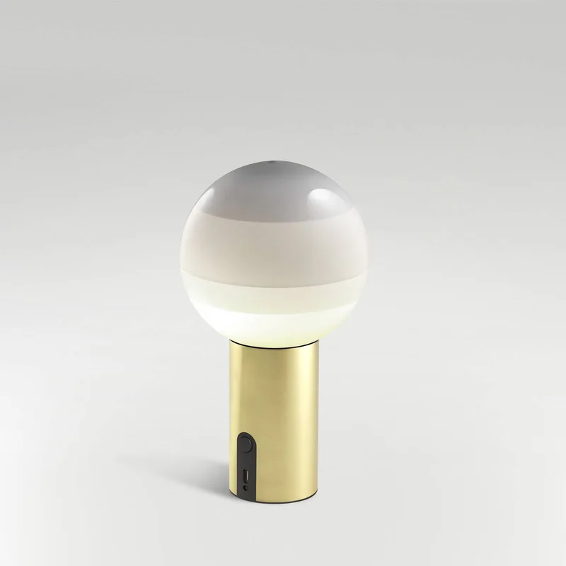Accu-tafellamp Dipping Light, dimbaar wit/messing by Marset in Wit, geborsteld messing – product photo