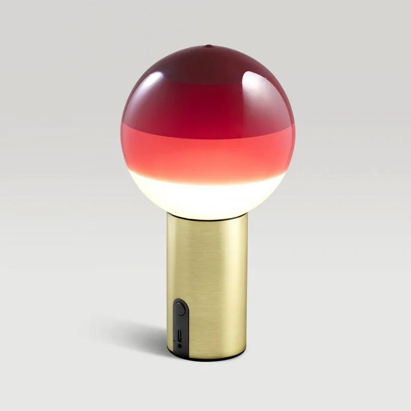 Accu-tafellamp Dipping Light, rood/messing, dimbaar van Marset in Bordeauxrood, messing – productfoto