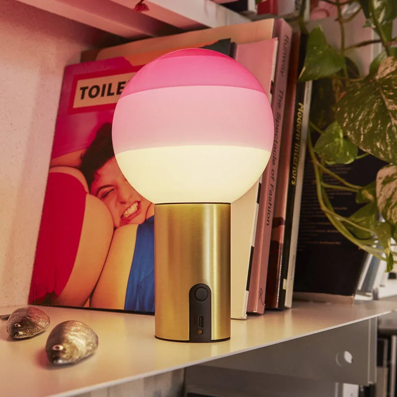 Accu-tafellamp Dipping Light, roze/messing, dimbaar by Marset in Roze, geborsteld messing – product photo