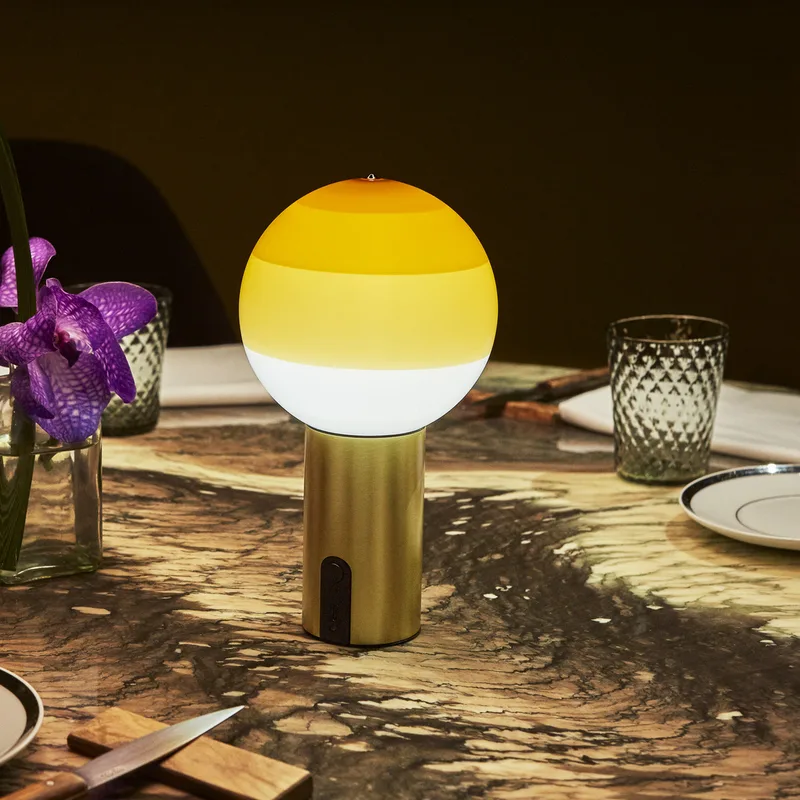 Dipping Light accu-tafellamp, barnsteen/messing - MARSET - Woonkamer - Designer - Glas - Met lampenkap van Marset – productfoto