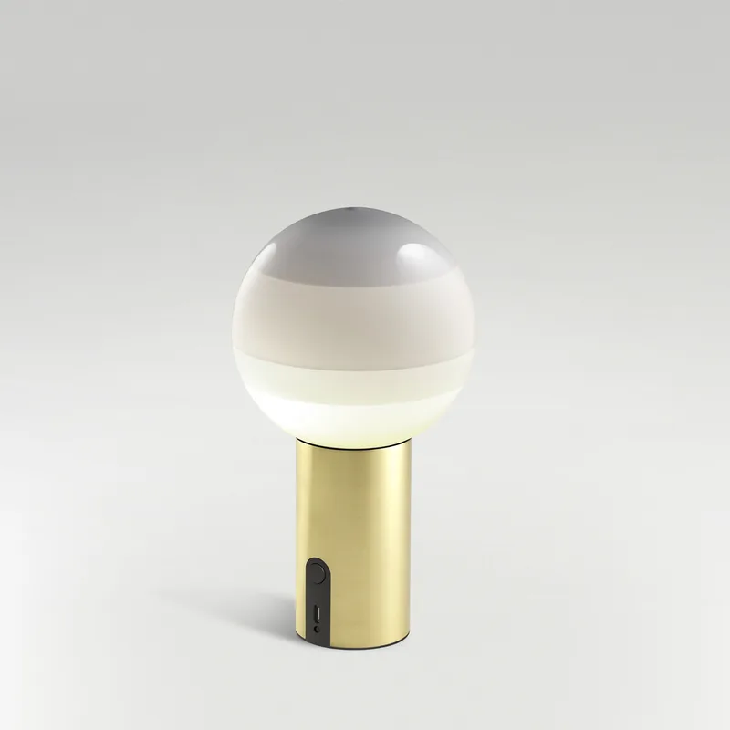 Dipping Light accu-tafellamp, wit/messing, dimbaar - Marset - Woonkamer - Designer - Glas - Met lampenkap van Marset – productfoto