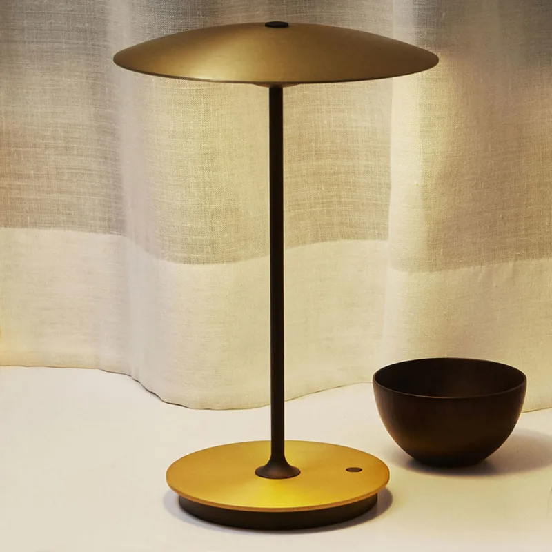 Ginger LED-tafellamp met oplaadbare batterij, aluminium, messing/wit - MARSET - Woonkamer - Designer - Metaal - Met lampenkap by Marset – product photo