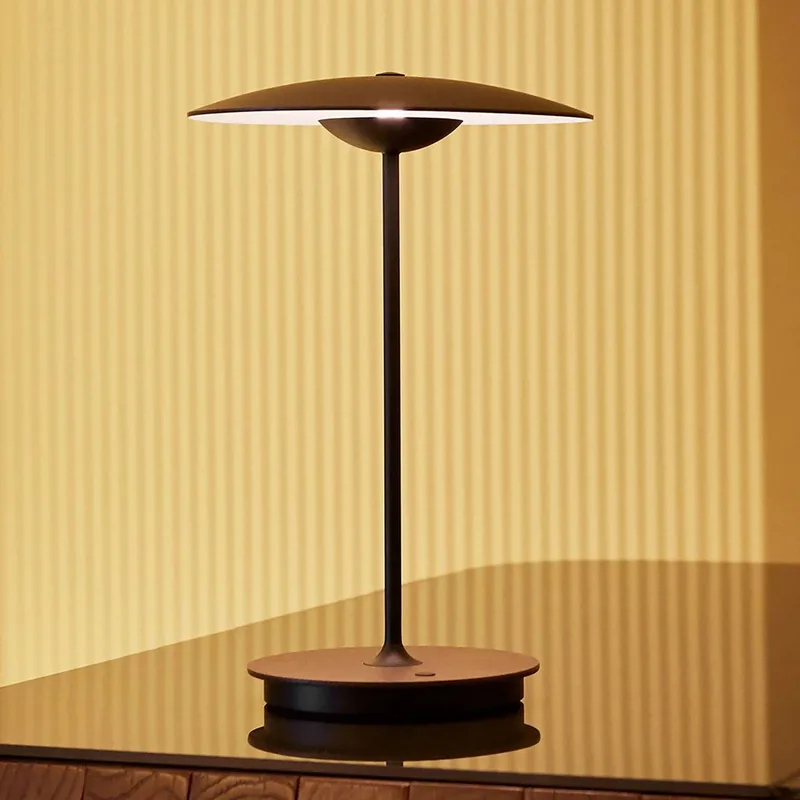 Ginger LED-tafellamp met oplaadbare batterij, hout, eiken/wit by Marset in Eikenhout, wit, zwart – product photo
