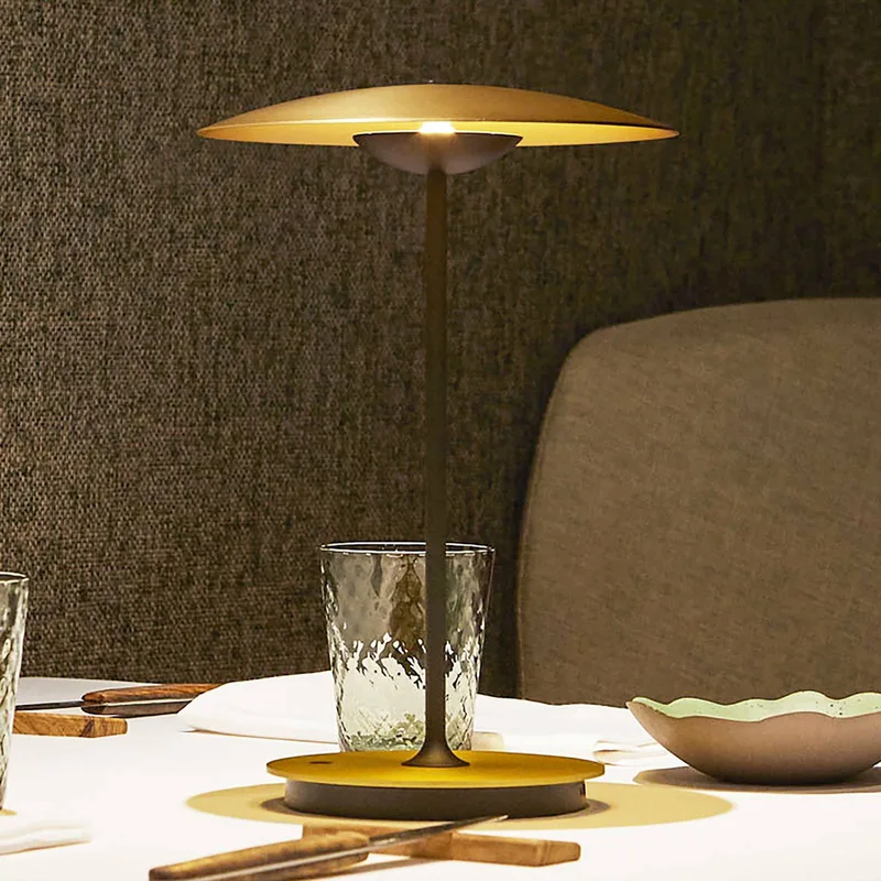 LED-tafellamp op accu Ginger, aluminium, messing, dimbaar. by Marset in Geborsteld messing, zwart – product photo