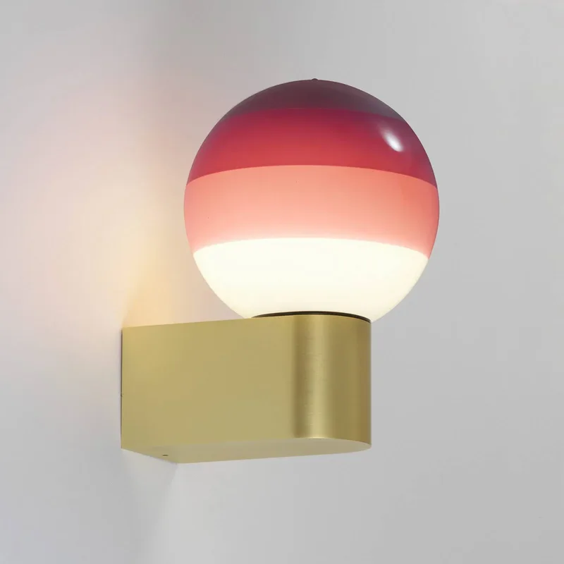 LED wandlamp Dipping Light A1, bordeauxrood/messing från Marset i Bordeauxrood, Mässing – produktbild
