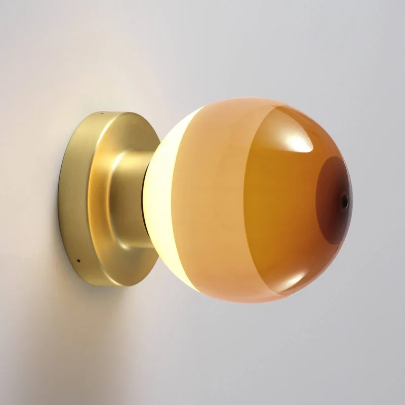 LED wandlamp Dipping Light A2, crème/messing fra Marset i Crème, messing – produktbillede