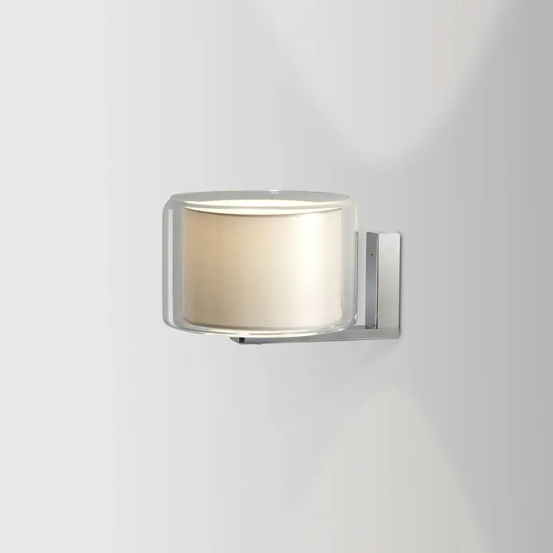 Mercer A wandlamp van glas en polyester van Marset in Parelwit, chroom – productfoto