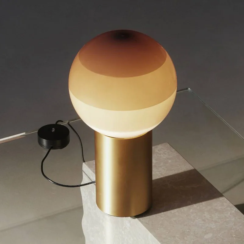 tafellamp Dipping Light, hoogte 22 cm, crème/messing von Marset in Crème, messing – Produktfoto