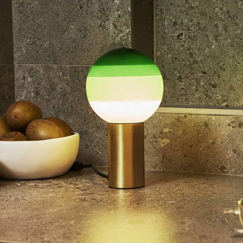 tafellamp Dipping Light, hoogte 22 cm, groen/messing van Marset in Groen, geborsteld messing – productfoto