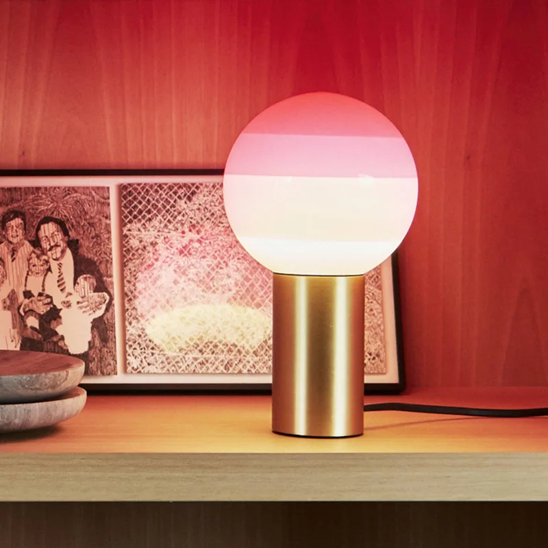 tafellamp Dipping Light, hoogte 22 cm, roze/messing van Marset in Roze, geborsteld messing – productfoto