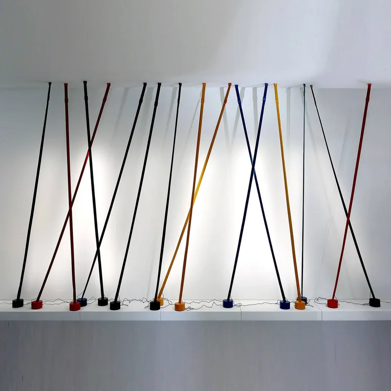 Elastica band-vloerlamp de Martinelli Luce en Noir – photo du produit 2 sur 5