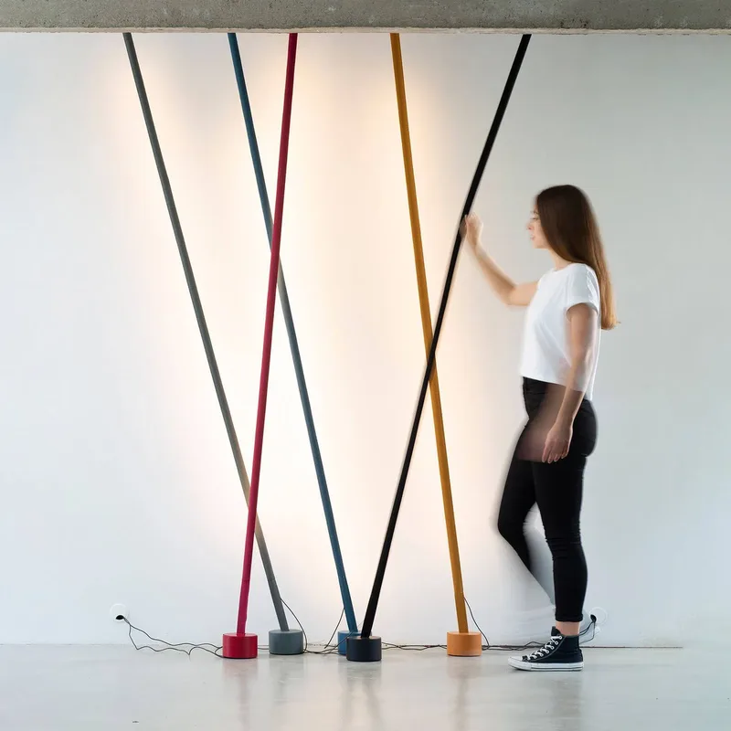 Elastica band-vloerlamp fra Martinelli Luce i Sort – produktbillede