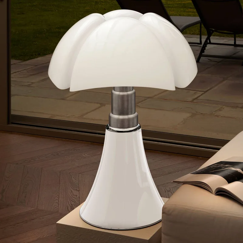 Højdeindstillelig bordlampe Pipistrello, i hvid fra Martinelli Luce i Roestvrij staal gesatineerd, Opaalwit – produktbillede