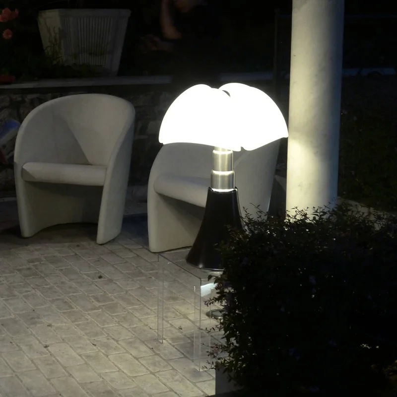 In hoogte verstelbare tafellamp PIPISTRELLO, zwart de Martinelli Luce en Roestvrij staal gesatineerd, Opaalwit – photo du produit