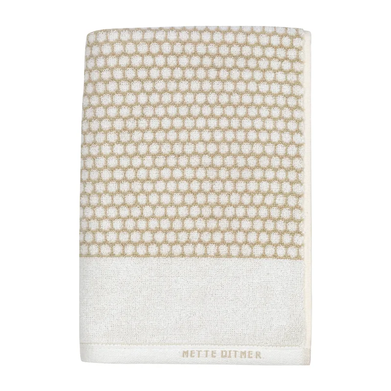 Grid Badehandtuch 70 x 140 cm Sand-Off-White by Mette Ditmer – product photo