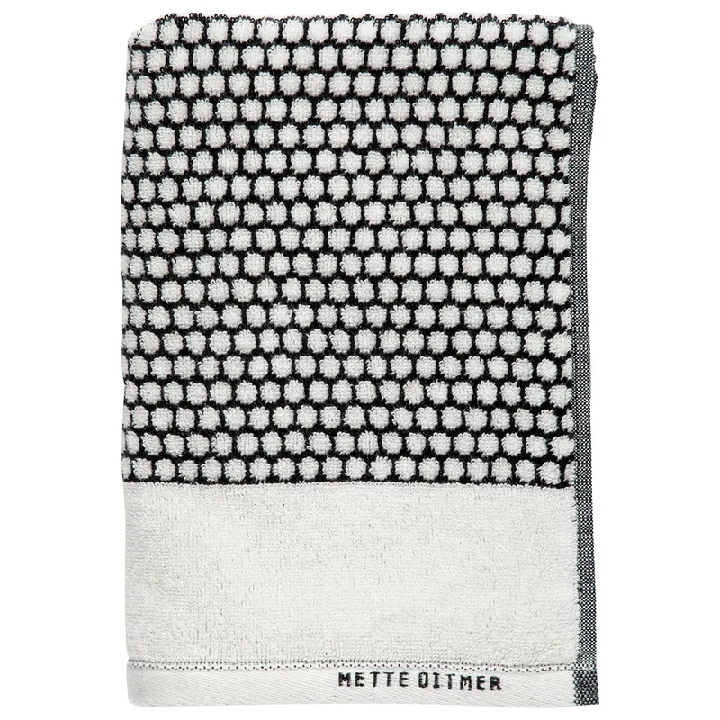 Grid Handtuch 50 x 100 cm Schwarz-off white by Mette Ditmer – product photo