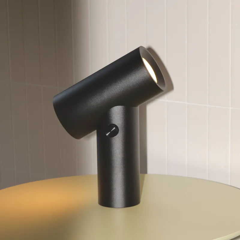 Beam LED tafellamp op accu, zwart aluminium, dimbaar, IP65 by Muuto – product photo