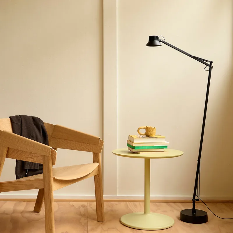 Dedicate LED vloerlamp, zwart, dimbaar, aluminium van Muuto – productfoto
