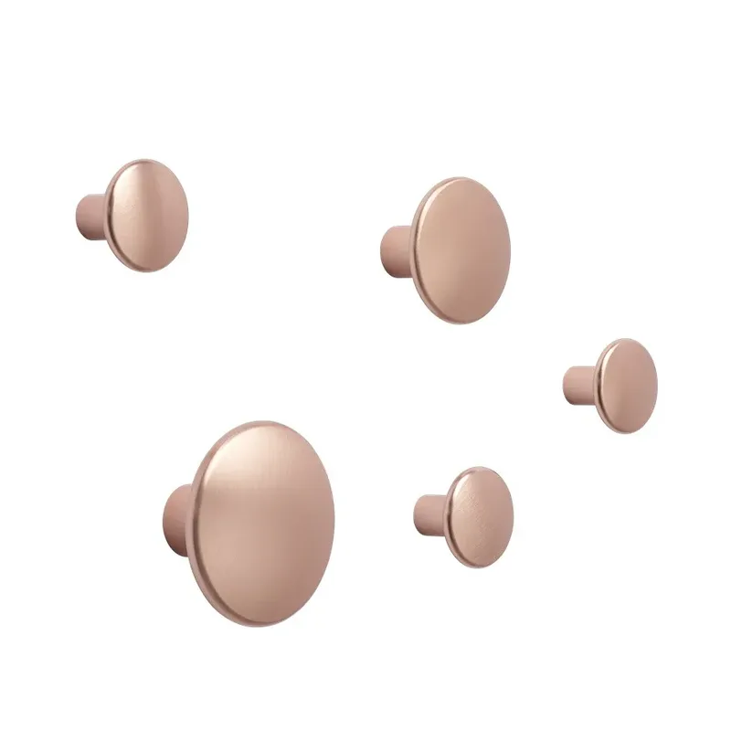 Dots Wandhaken Metall 5er Set Rose van Muuto – productfoto